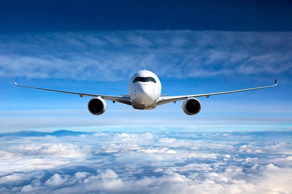 Jet stream dediğimiz şey, gökyüzünde çok yükseklerde, saatte 225 ila 440 kilometre hızla esen dar ama çılgın güçlü hava akımları.