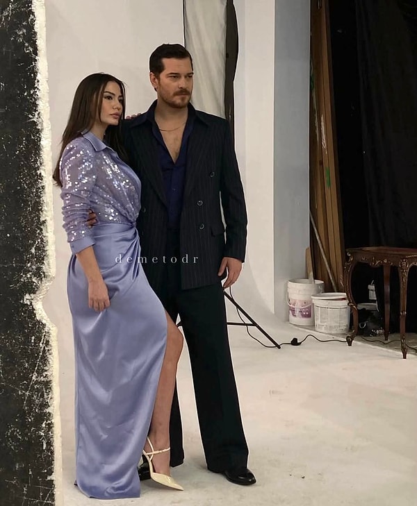 Uyumu sık sık konuşulan ikilinin, özellikle de Demet Özdemir'in bugün gündemimize oturmasının sebebi ise aşağıdaki fotoğraf... Görseli