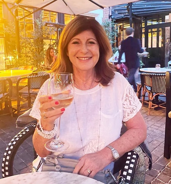 Sizleri Tina ile tanıştıralım. Kendisi, 34 yıllık evliliğini bitirip mutluluğu tanışma uygulamalarında bulduğunu dile getiren 70 yaşında bir kadın. Görseli
