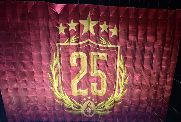 Galatasaray 2024-2025 sezonun şampiyonu olarak 5 yıldız alan ilk takım olarak tarihe geçti. Görseli