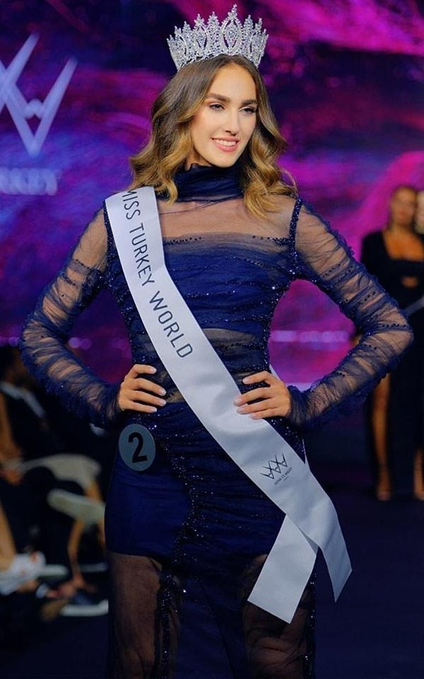 Miss Turkey 2024 yarışmasının birincisi İdil Bilgen, taç giydiği andan itibaren Türkiye’nin en tartışmalı güzellerinden biri oldu.