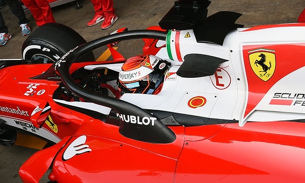 Formula 1 araçları, 1950’den bu yana açık kokpitli olarak tasarlanıyor ve bu yapı Grand Prix yarışlarından miras alınıyor. Görseli