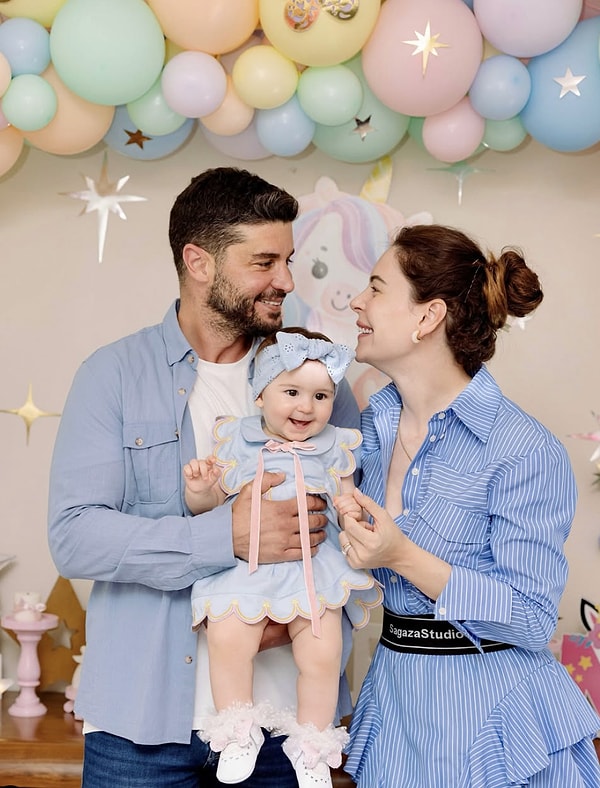 Minik Mira Milena’nın birinci yaş gününde Yıldız Çağrı Atiksoy, bu özel günü Instagram hesabından duygusal bir notla paylaştı.