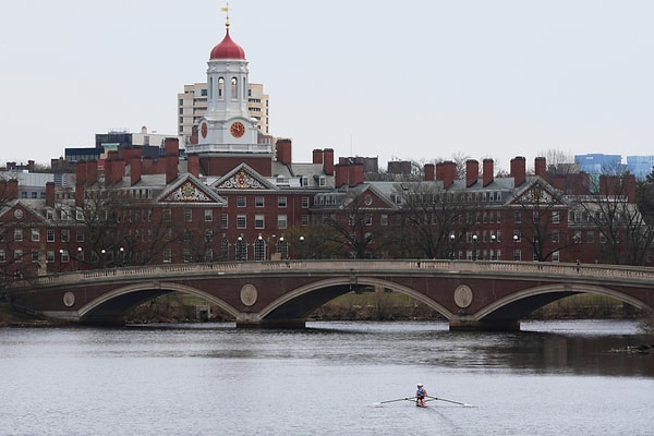 ABD Başkanı Donald Trump ve yönetimi, Filistin'e destek gösterisiyle adından çokça söz ettiren Harvard Üniversitesi ile uğraşmaya devam ediyor.