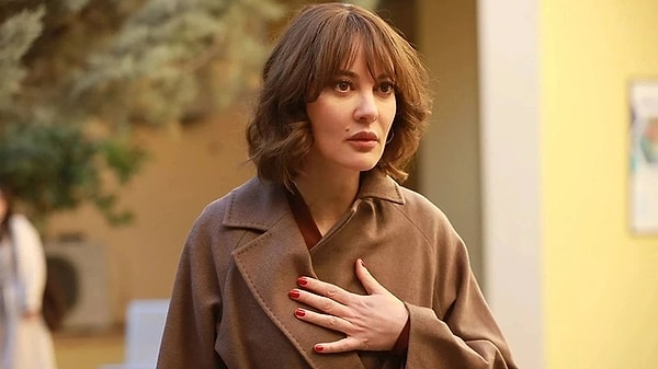 7. Uzak Şehir'de 'Mine'ye hayat veren Mine Kılıç, Sibel Arna'nın programına konuk olmuş ve Ozan Akbaba'nın boyu hakkında konuşmuştu.