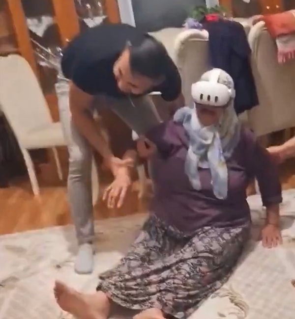 VR gözlüklerin gerçek dünya olmadığını farkında olsak da tedirginliği için teyzemize bizler de hak veriyoruz. Görseli