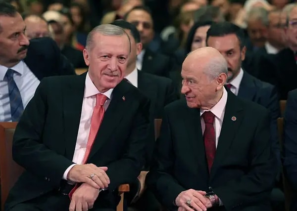Cumhurbaşkanı Erdoğan, Macaristan ziyaretinin dönüşünde gazetecilere yaptığı açıklamada, "Yeni anayasayı kendimiz için değil, ülkemiz için istiyoruz. Benim tekrar seçilme veya tekrar aday olma gibi bir derdim yok" demişti. Görseli