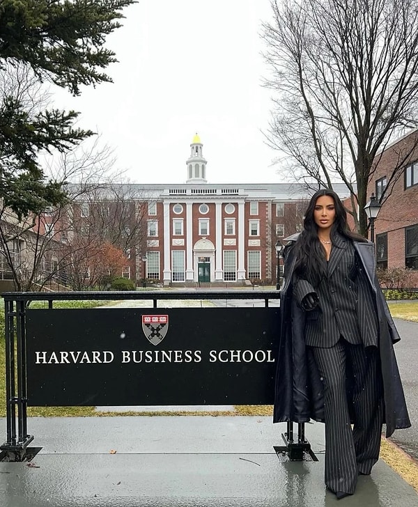 Kendisi bir süredir Harvard'ta hukuk eğitimi alıyor ve bir avukat olarak mesleğini icra etmek istiyordu. Kim Kardashian, geçtiğimiz gün mezun olduğunu paylaştı.
