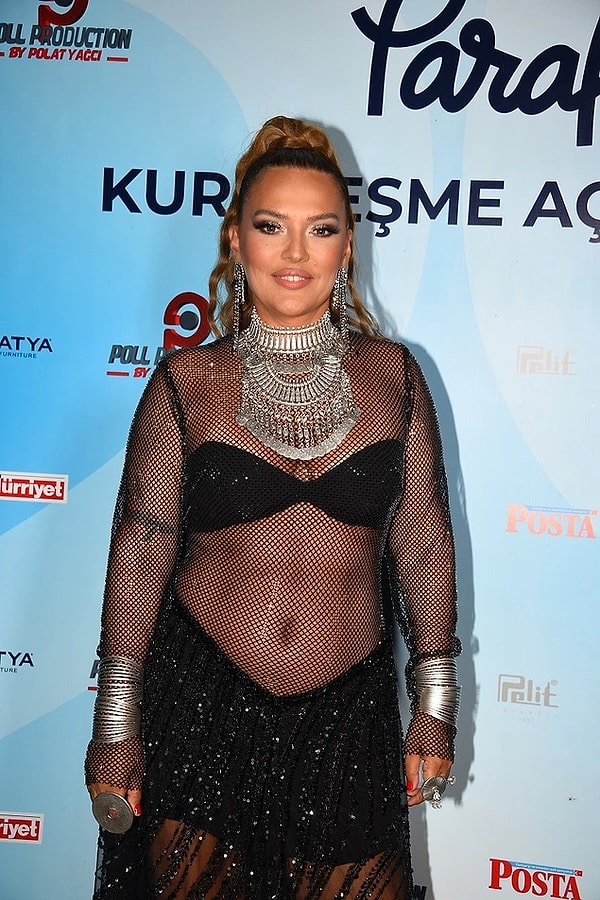 L'abito di Sinem Ünsal a Cannes catturato anche dall'obiettivo di Demet Akalın!