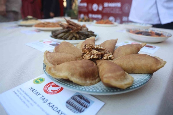 Hatay’ın ünlü lezzetleri Aşur Yemeği, Bakla Ezmesi, Peynirli İrmik Helvası, Taş Kadayıfı, Tuzlu Yoğurt Çorbası, Yaprak Sarması, Ekşi Aşı, Bahtenis Dolması, Fellah Köftesi ve Pirzolalı Yaprak Sarmasına coğrafi işaret verildi. Görseli
