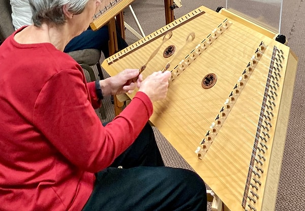 Elbette piyanodan öncesine bakacağız. Yani "Hammered Dulcimer" isimli enstrümana. Bunun için 1600'lü yıllara gidiyoruz.
