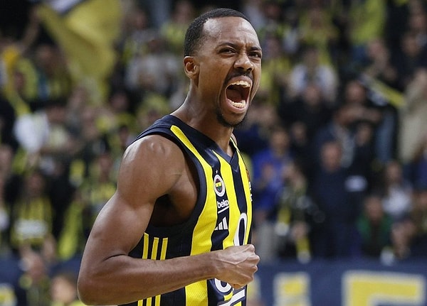 Takımını kritik üçlüklerle finale taşıdı.