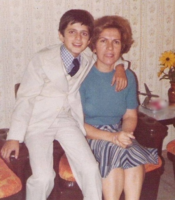 1986’da ailesiyle Türkiye’ye dönüyor. Görseli