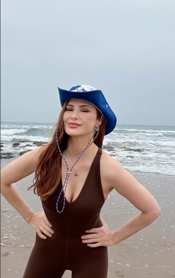 Hafızalarda Ender rolüyle yer eden Mine Tugay güzelliğiyle yıllara meydan okumaya devam ederken, bu kez kovboy şapkası ve tulumuyla verdiği pozlarla sosyal medyanın gündemine oturdu.