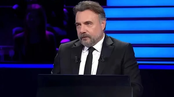 Ekranların en sevilen isimlerinden bir tanesi olan Oktay Kaynarca şimdilerde ATV'de yayınlanan Kim Milyoner Olmak İster? yarışmasının sunuculuğunu üstleniyor. Görseli