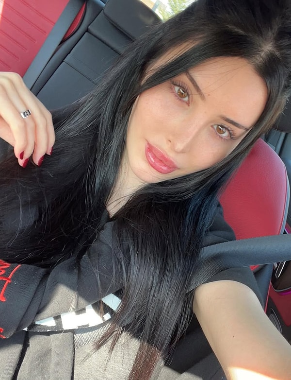Sosyal medyada "TheWizardLiz" ismiyle tanınan Lize Dzjabrailova, özgüven, ilişki ve kişisel gelişim konularında kadınlara tavsiye veren bir figür haline geldi. Görseli