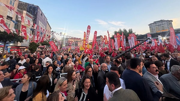 Bir sonraki mitingin adresini açıklayan Özgür Özel şunları söyledi: