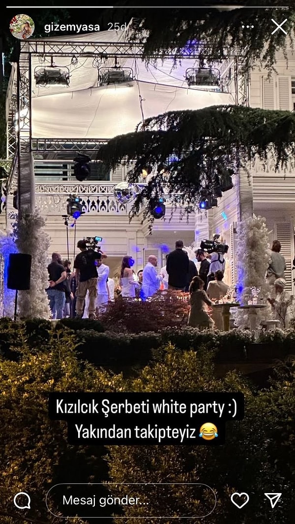 X kullanıcısı, ayrıca herkesin bembeyaz giyindiği bir set fotoğrafını da paylaştı.