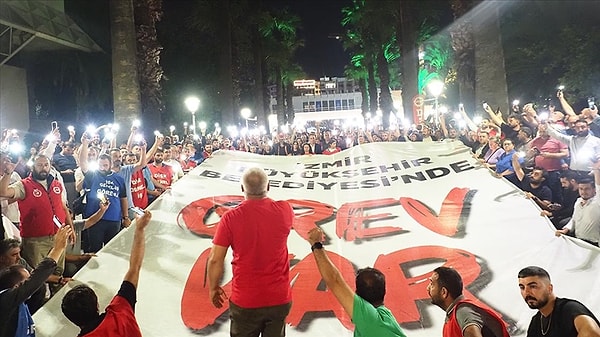 Genel-İş Sendikası İzmir 1, 2, 3 ve 9 No'lu şubeleri üyeleri, Kültürpark Fuar Alanı'ndaki Büyükşehir Belediyesi hizmet binası önünde toplandı.