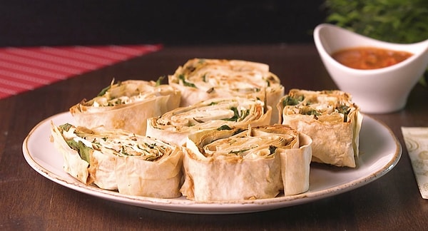 Airfryer'da Sebzeli Rulo Börek ve Acı Biber Sos Nasıl Yapılır?