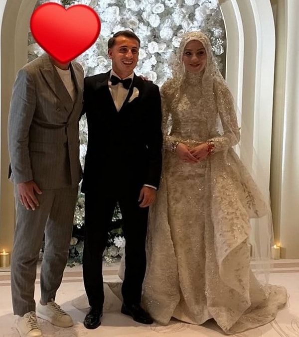 Çiftimiz geçtiğimiz saatlerde evlendi! Düğünden ilk kare de sosyal medya da jet hızıyla düştü.