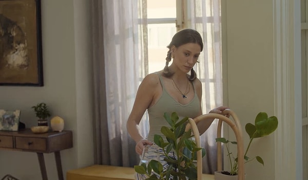 Alo markasına ait olan bu yeşil bodysuite bayıldık doğrusu. Görseli