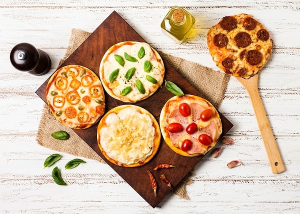 6. Muzlu Yaban Mersinli Proteinli Kekler ve Domates ve Zeytinli Pizza
