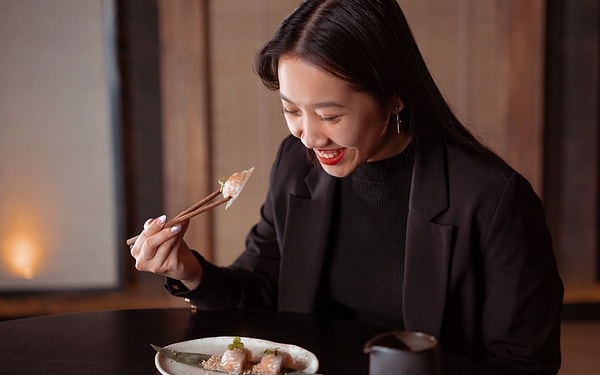 Bugünkü anlamıyla chopstick’lerin kökeni, 4.000-5.000 yıl kadar önce Çin’de ortaya çıkan pişirme araçlarına dayanıyor. Görseli