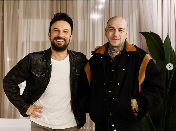 İki ünlü isim Berlin'de bir araya geldi. Ezhel, Berlin konseri öncesinde Tarkan'ı kulisinde ziyaret etti.