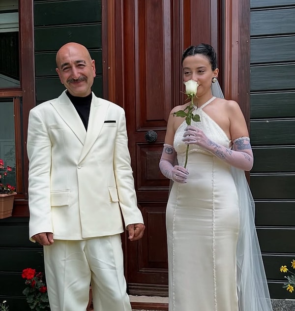 Melike Şahin, Türk müzik sahnesinin en özgün ve samimi seslerinden biri olarak kısa sürede büyük bir hayran kitlesi oluşturdu. Görseli