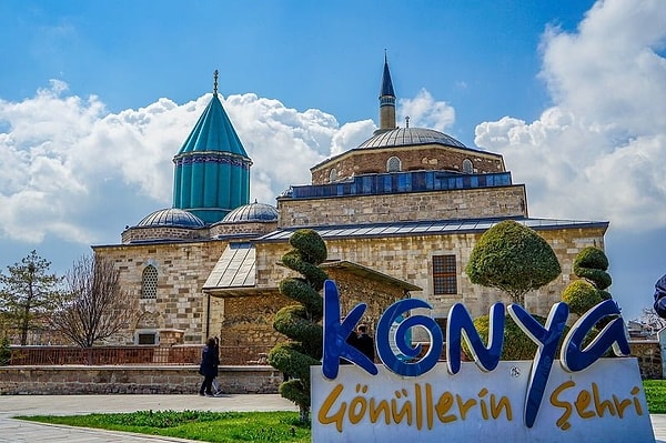 Zaten askerlikten muafiyet için yüksek miktarda vergi ödeyen Rum halk, valinin adaletsiz uygulamaları karşısında çaresizce seslerini duyurmaya çalışır. Görseli