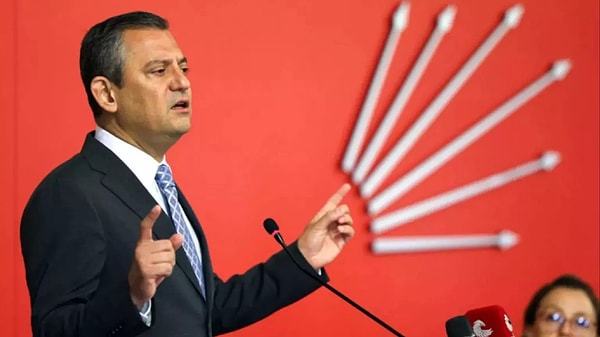 Özgür Özel, Gaziosmanpaşa Belediyesi önünde konuştu.