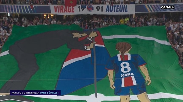 PSG tribünlerinden jest...