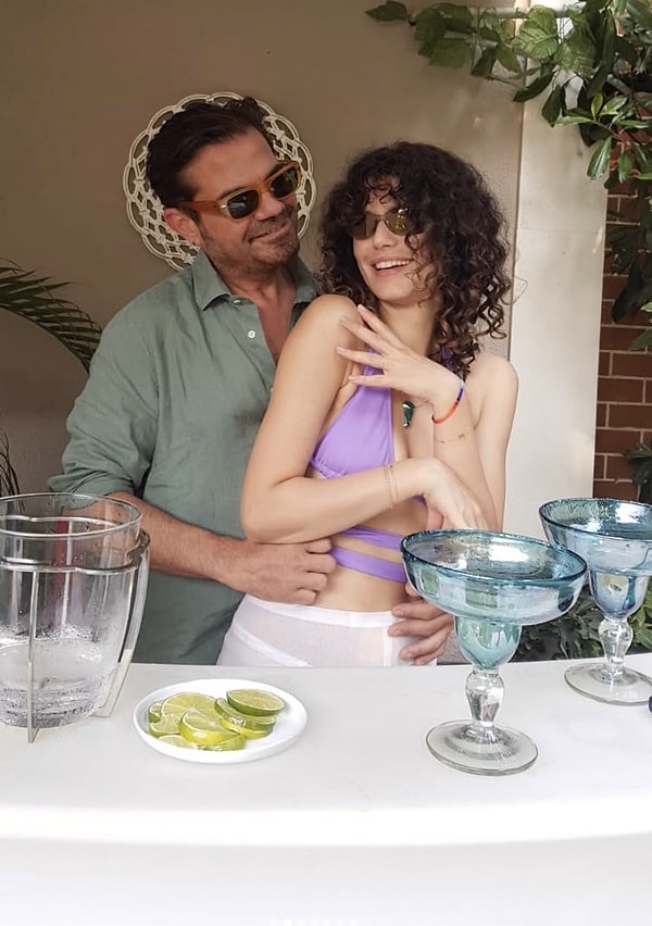 Bu arada hatırlarsanız, geçtiğimiz haftalarda Beren Saat’in hamile olduğu iddiaları magazin kulislerinde epey konuşulmuştu.