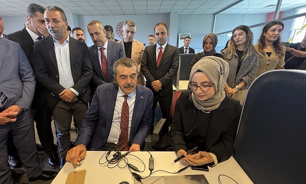 Çağrı merkezinde telefonun başına geçen Bakan Tekin’e bir kadın, okulların tatil edileceği tarihin erkene çekilmesi ihtimalini sordu. Görseli