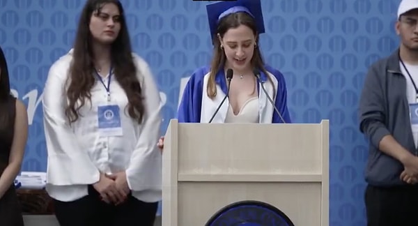Okan Üniversitesi birincisi Aleyna Burcu Elbasan'ın mezuniyet konuşması, bütün üniversite tarafından ayakta alkışlandı.