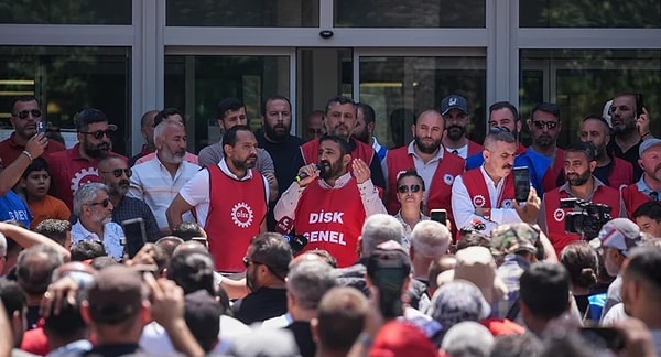 İzmir’de DİSK’e bağlı belediye işçileri “eşit işe eşit ücret” talebiyle greve başlamıştı. Görseli