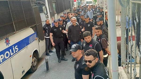 CHP’li belediye başkanları ve bürokratların sağlık kontrolüne götürülürken çekilen görüntülerinin servis edilmesine AKP’li Şamil Tayyar’dan tepki geldi. Görseli