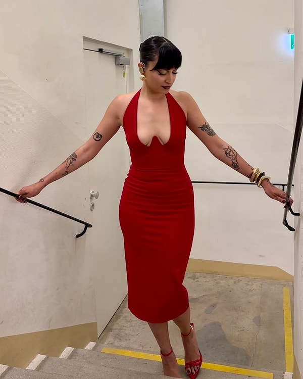 Melike Şahin'in bu derin dekolteli boyundan askılı elbisesini beğendiniz mi?