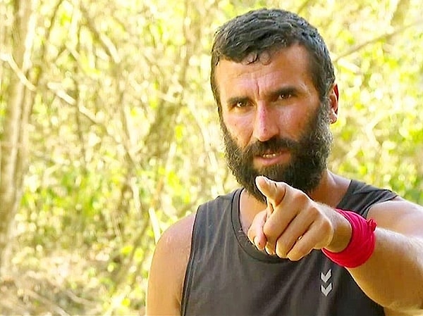 Hakkında tutuklama kararı bulunan Hikmet Tuğsuz Survivor'dan kendi isteğiyle ayrıldı. Görseli