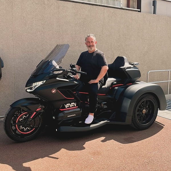 Cem Yılmaz, 2 milyon TL'lik motosikletiyle paylaşım yaptı. Görseli
