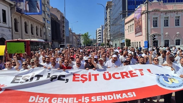 İzmir Büyükşehir Belediyesi’nde DİSK’e bağlı 23 bin işçi “eşit işe eşit ücret” sloganı ile greve gitmişti. Görseli