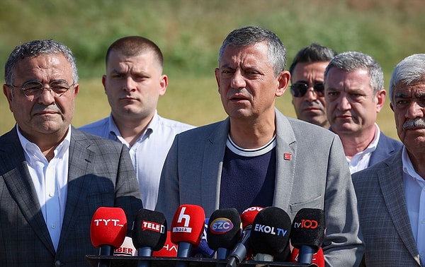 Cumhuriyet Halk Partisi (CHP) Genel Başkanı Özgür Özel, tutuklu İBB Başkanı Ekrem İmamoğlu ve diğer belediye başkanlarını Silivri'deki Marmara Cezaevi'nde ziyaret etti. Görseli