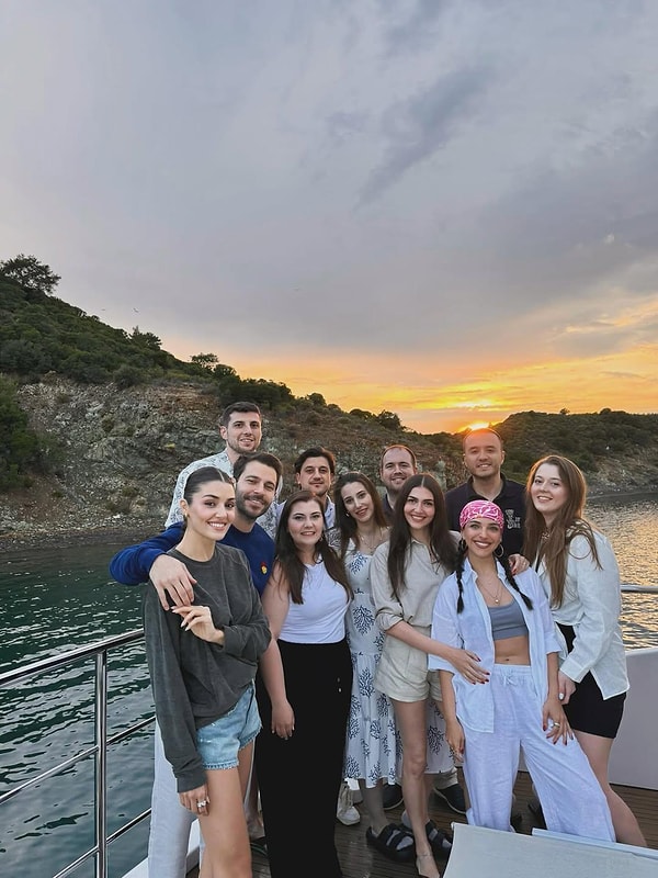 Hande Erçel, qui est allée retrouver son bien-aimé Hakan Sabancı après son retour de Cannes, est récemment partie en vacances en bateau.