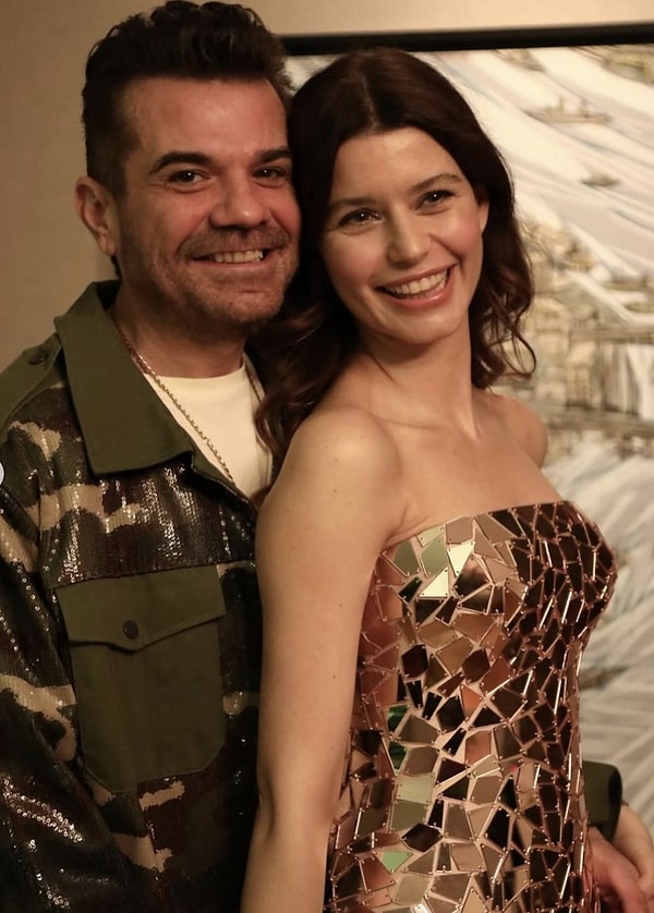 Eşinin jestine karşılık veren Beren Saat de 51. yaş gününde romantik bir hamle yapmıştı.