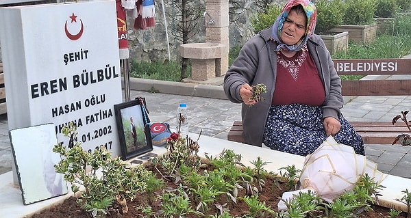 Eren Bülbül’ün annesi Ayşe Bülbül’e de telefon edilmiş.