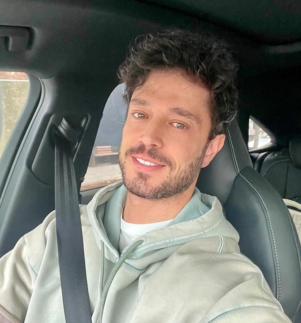Murat Boz, que atraiu atenção como vocalista do Tarkan no início dos anos 2000, alcançou oficialmente o topo com seu álbum de estreia