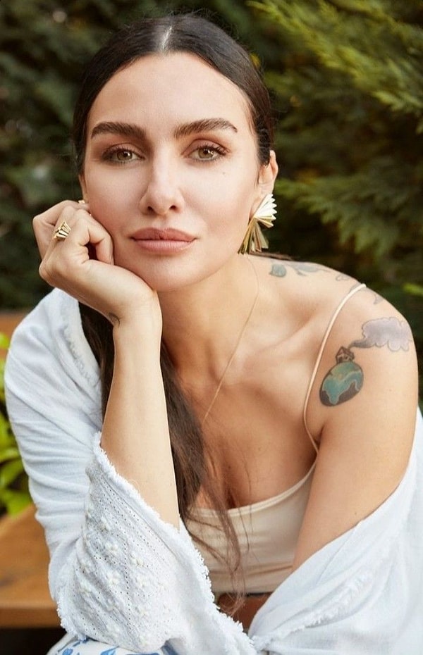 Disney Plus’ın Ay Yapım imzalı yeni dizisi Aşk başrolü Birce Akalay olmuştu. Görseli