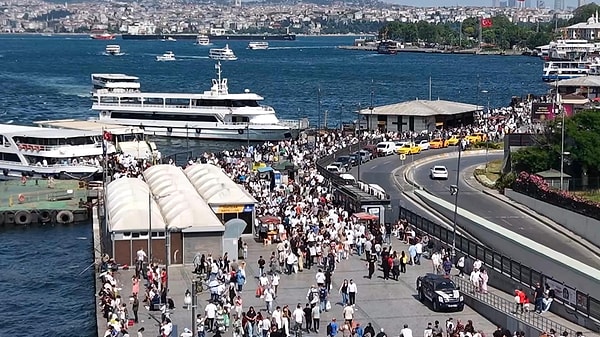 Eminönü, Kurban Bayramı'nın ikinci gününde kalabalıksız kaldı.