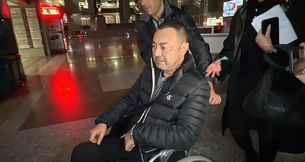 Bir de oldukça üzücü bir yolculuğu daha var kendisinin. Hayatı boyunca birçok zorluk çekmiş olan Serdar Ortaç yıllardır MS hastalığıyla mücadele ediyor. Görseli